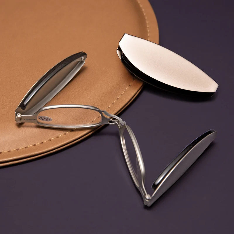 Kompakte bærbare læsebriller, sort og sølv stel, foldbart design til mænd og kvinder, elegant stil.