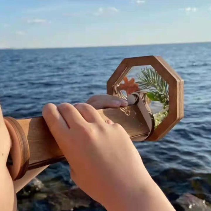 DIY træ kalejdoskop, farverigt pædagogisk børnelegetøj, viser oprettelse af fantastiske mosaikker