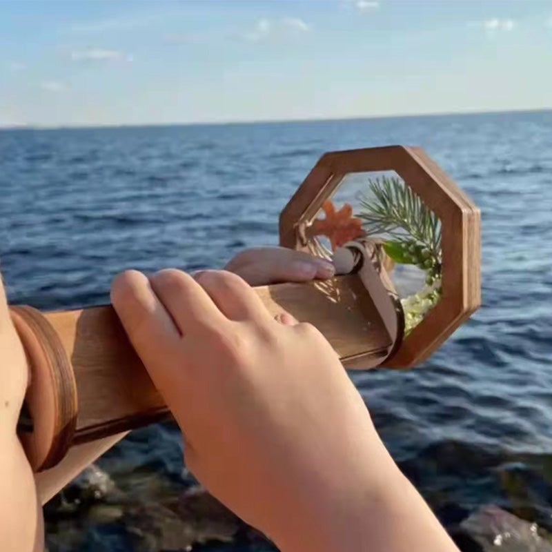 DIY træ kalejdoskop, farverigt pædagogisk børnelegetøj, viser oprettelse af fantastiske mosaikker