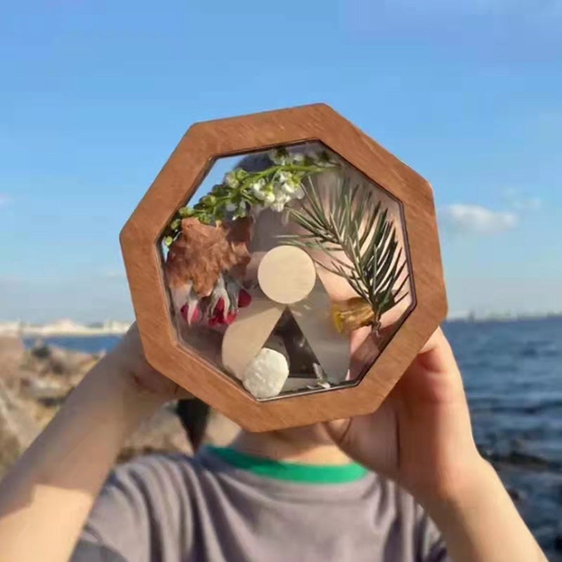 DIY træ kalejdoskop, farverigt pædagogisk børnelegetøj, viser oprettelse af fantastiske mosaikker