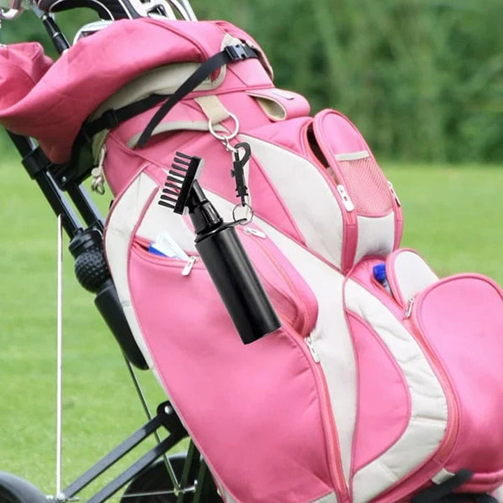 Effektiv golfkøllerensebørste med store nylonbørster og ergonomisk håndtag. Egnet til mænd og kvinder.