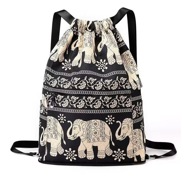 "Tilava unisex reppu, kiristysnauha, erehtymätön tyyli, musta nylon-kangas, käytännöllinen ja tyylikäs design."