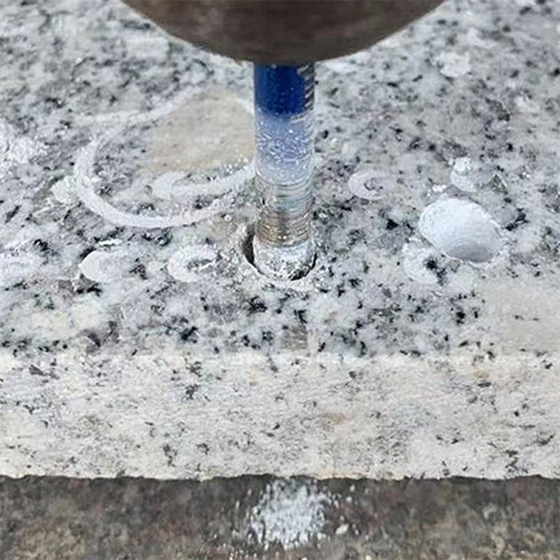 Diamantbor til tørre fliser, multifunktionelt håndværktøj, der viser en skarp diamantspids og et ergonomisk håndtag.