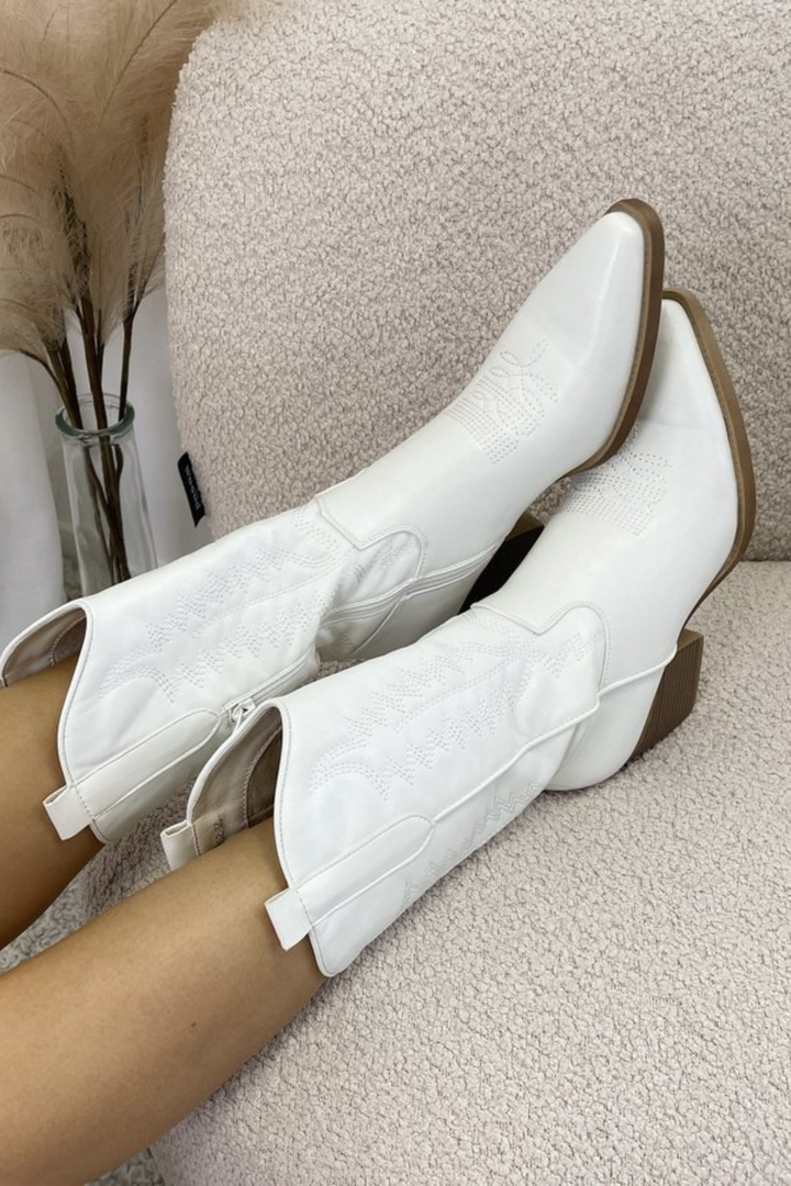 Stijlvolle dames western laarzen van imitatieleer, hoge schacht, brede hak; de perfecte accessoire voor jeans en jurken.