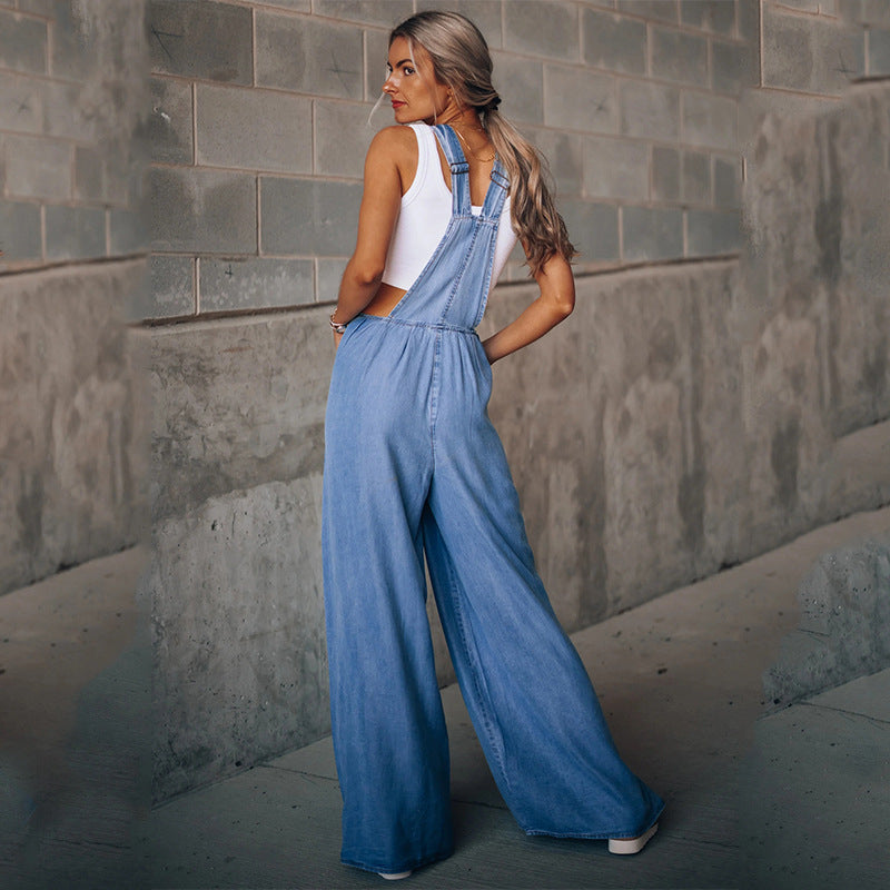 Stilfuld dame denim jumpsuit, bred benmodel, justerbart bælte, moderne silhuet, behageligt materiale.