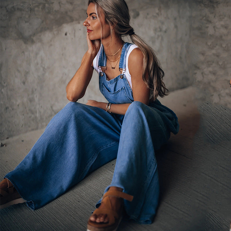 Stilfuld dame denim jumpsuit, bred benmodel, justerbart bælte, moderne silhuet, behageligt materiale.