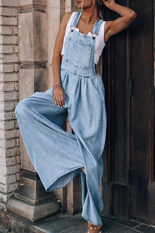 Stilfuld dame denim jumpsuit, bred benmodel, justerbart bælte, moderne silhuet, behageligt materiale.