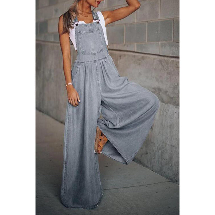 Stilfuld dame denim jumpsuit, bred benmodel, justerbart bælte, moderne silhuet, behageligt materiale.