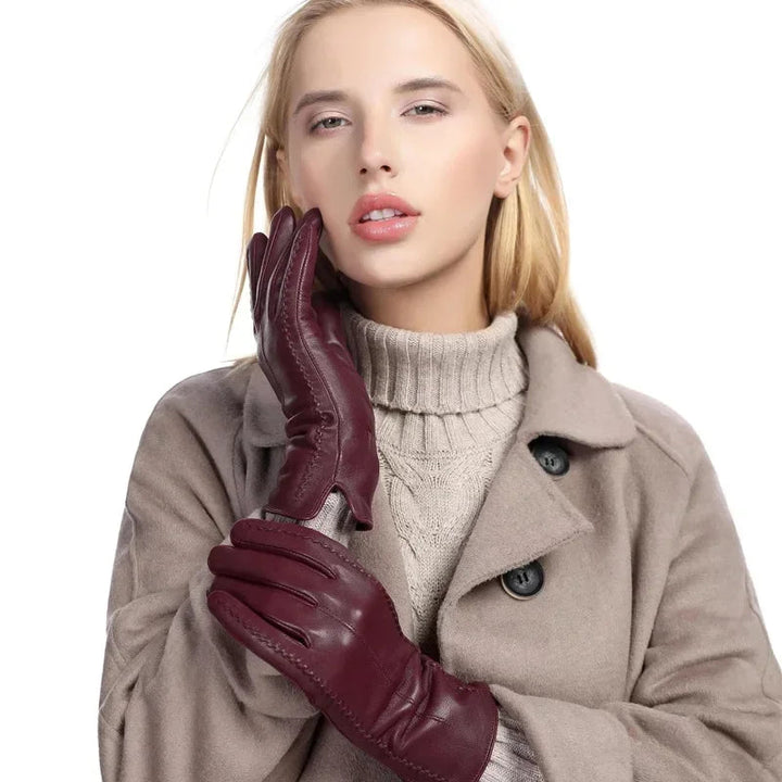 Stilfulde dame vinterhandsker i kunstlæder, varme og skinnende, perfekte til vintermode.