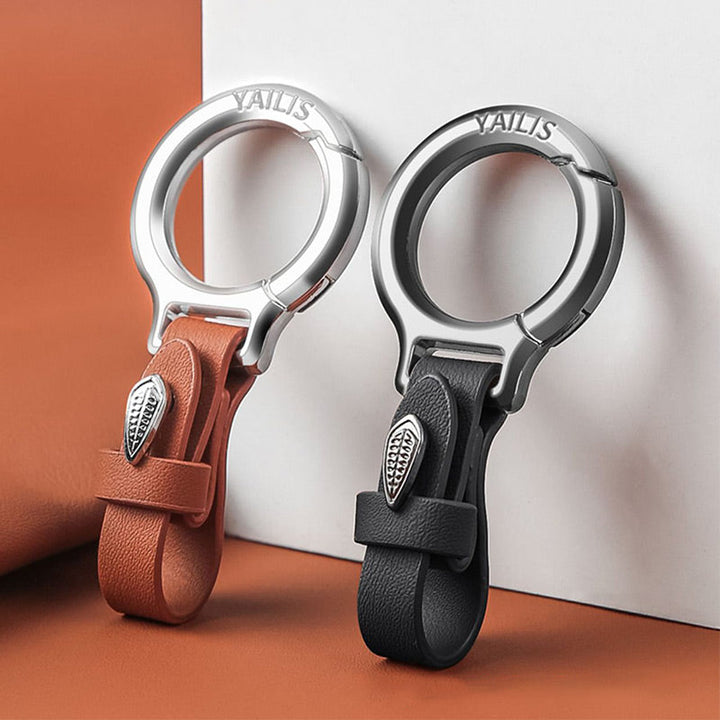 Stilfuld PU-læder nøglering, slankt design, med metalklemme, moderne og holdbart valg til bilnøgler.