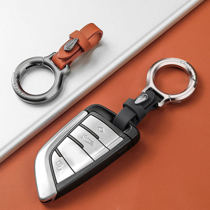 Stilfuld PU-læder nøglering, slankt design, med metalklemme, moderne og holdbart valg til bilnøgler.