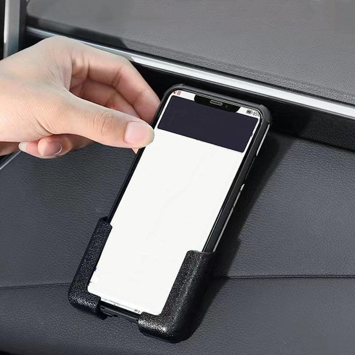 Alsidig PVC-mobilholder til bil, justerbar og flerfarvet, tilbyder sikkert greb og opladningsmulighed.