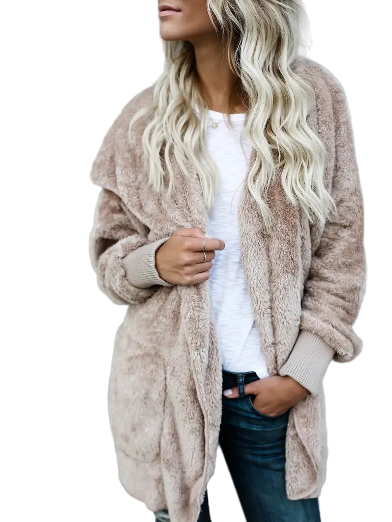 Tyylikäs beige naisten talvitakki hupulla, naisellinen muotoilu, lämpöä ja mukavuutta kylmänä aikana, helppo yhdistää.