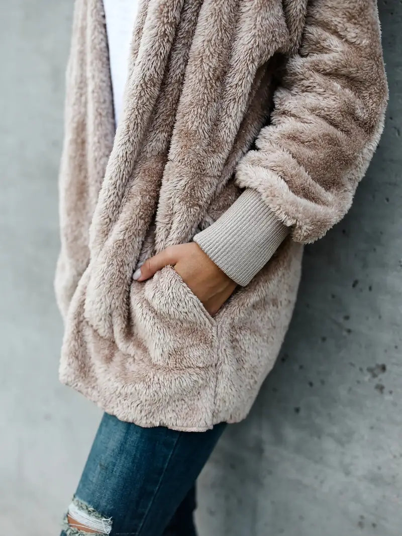 Tyylikäs beige naisten talvitakki hupulla, naisellinen muotoilu, lämpöä ja mukavuutta kylmänä aikana, helppo yhdistää.