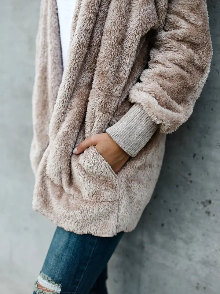 Tyylikäs beige naisten talvitakki hupulla, naisellinen muotoilu, lämpöä ja mukavuutta kylmänä aikana, helppo yhdistää.