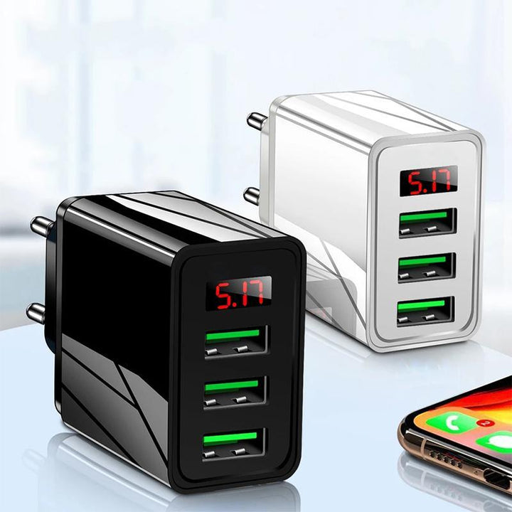 "Tyylikäs digitaalinen matkapuhelinlaturi LED-näytöllä, musta ja valkoinen väri, kolme USB-porttia, nopea lataus."