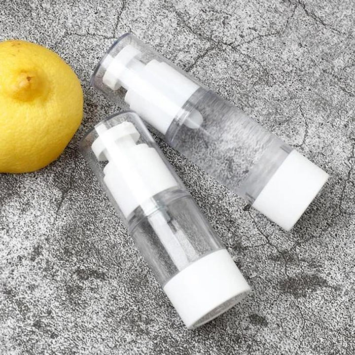 Elegant og holdbar airless pumpeflaske, transparent design, holder kosmetik hygiejnisk til rejser eller hjemme.