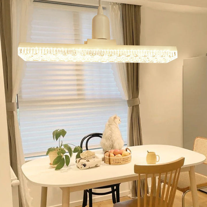 Elegant krystalformet LED-lampe, 360° drejelig, moderne design, hvid akryl, energieffektiv og klar.