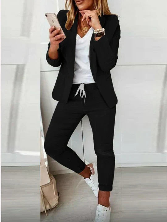 Moderne dame blazer og bukser i grå. Perfekt til arbejde eller fest.