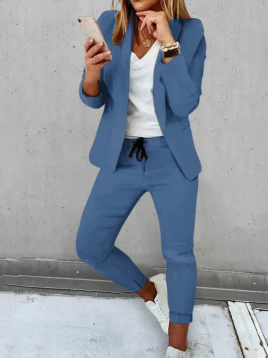 Moderne dame blazer og bukser i grå. Perfekt til arbejde eller fest.