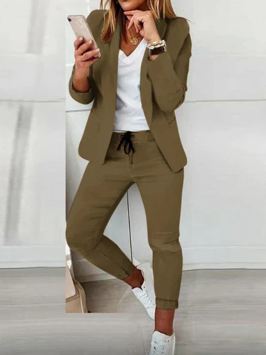 Moderne dame blazer og bukser i grå. Perfekt til arbejde eller fest.