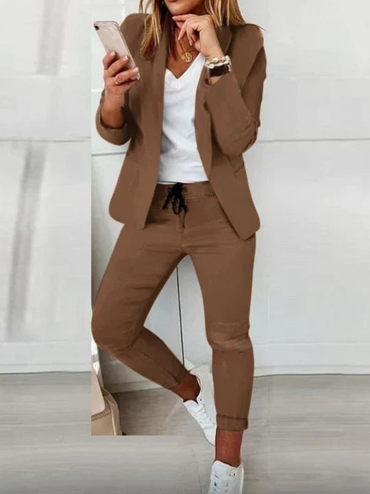 Moderne dame blazer og bukser i grå. Perfekt til arbejde eller fest.