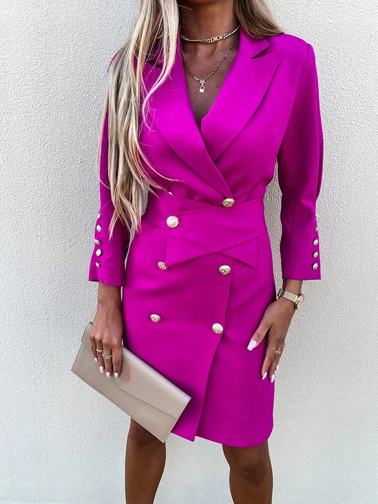 Dame blazer kjole i sort, grøn og magenta; elegant og alsidig model til forskellige lejligheder.