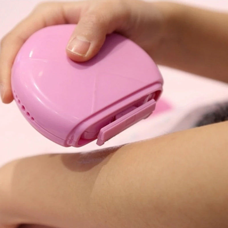 Elegant dame 3-i-1 bærbar epilator med bruser, skum og barbermaskine i kompakt design.