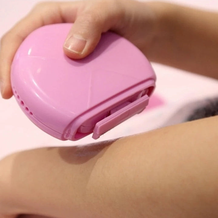 Elegant dame 3-i-1 bærbar epilator med bruser, skum og barbermaskine i kompakt design.