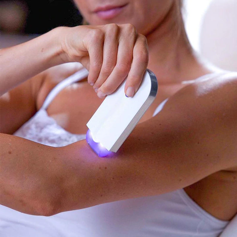 Stilfuld kvinders bærbare mikrovibrations-epilator med gylden krop og hvide detaljer.