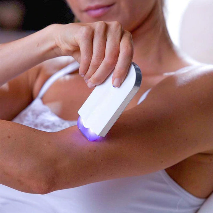 Stilfuld kvinders bærbare mikrovibrations-epilator med gylden krop og hvide detaljer.