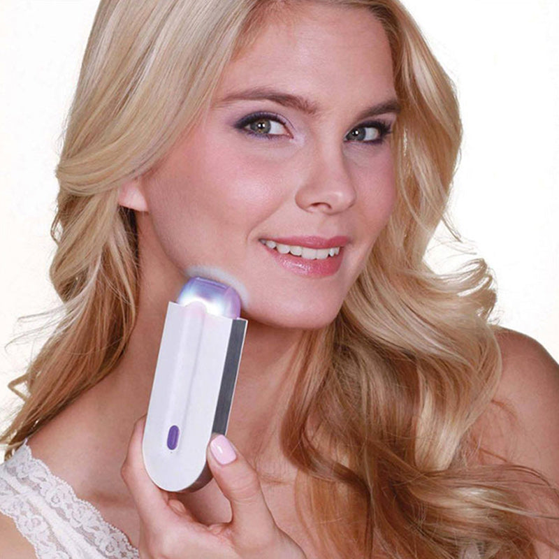 Stilfuld kvinders bærbare mikrovibrations-epilator med gylden krop og hvide detaljer.