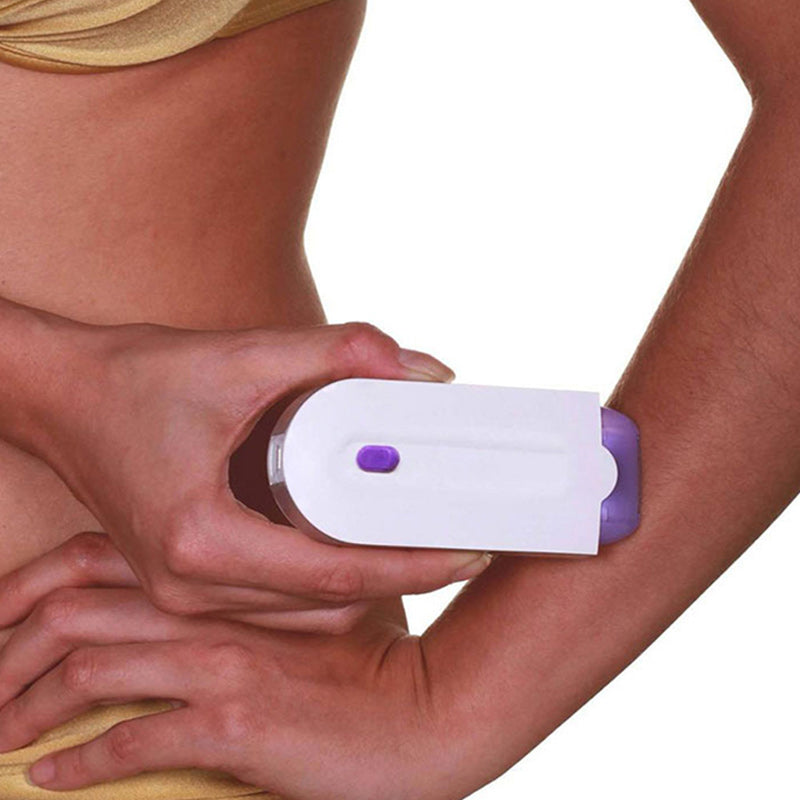 Stilfuld kvinders bærbare mikrovibrations-epilator med gylden krop og hvide detaljer.