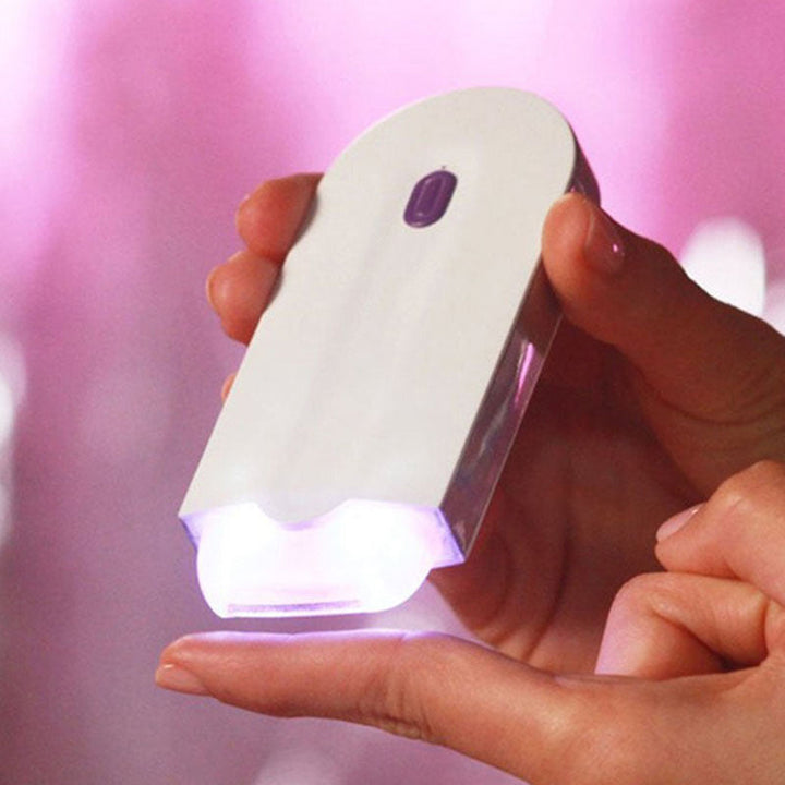 Stilfuld kvinders bærbare mikrovibrations-epilator med gylden krop og hvide detaljer.