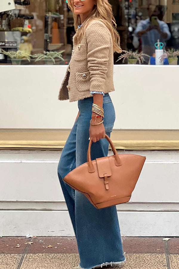 Stilfuld dame forårsjakke, beige farve, lette materialer og unikke frynsedetaljer til solrige dage.