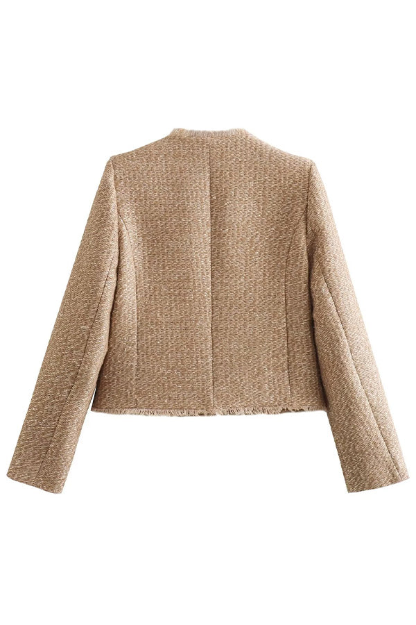 Stilfuld dame forårsjakke, beige farve, lette materialer og unikke frynsedetaljer til solrige dage.