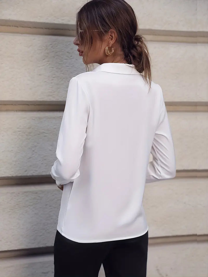 Elegant damebluse til business i blå, klassisk stil, behagelig og professionel pasform.