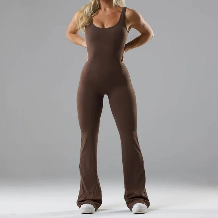 Elegant dame jumpsuit til aftenarrangementer, åben ryg, lang slank silhuet, tilgængelig i klassiske farver.