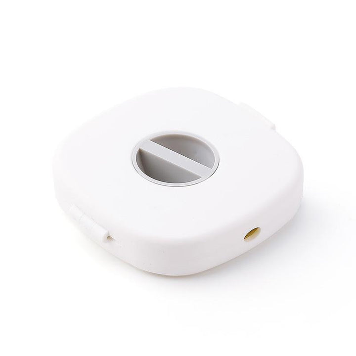 Stilfuld telefonholder med kabeloprulning, blå design, hjælper med at organisere kabler pænt, velegnet til smart home.