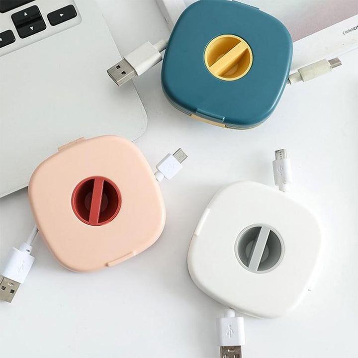 Stilfuld telefonholder med kabeloprulning, blå design, hjælper med at organisere kabler pænt, velegnet til smart home.
