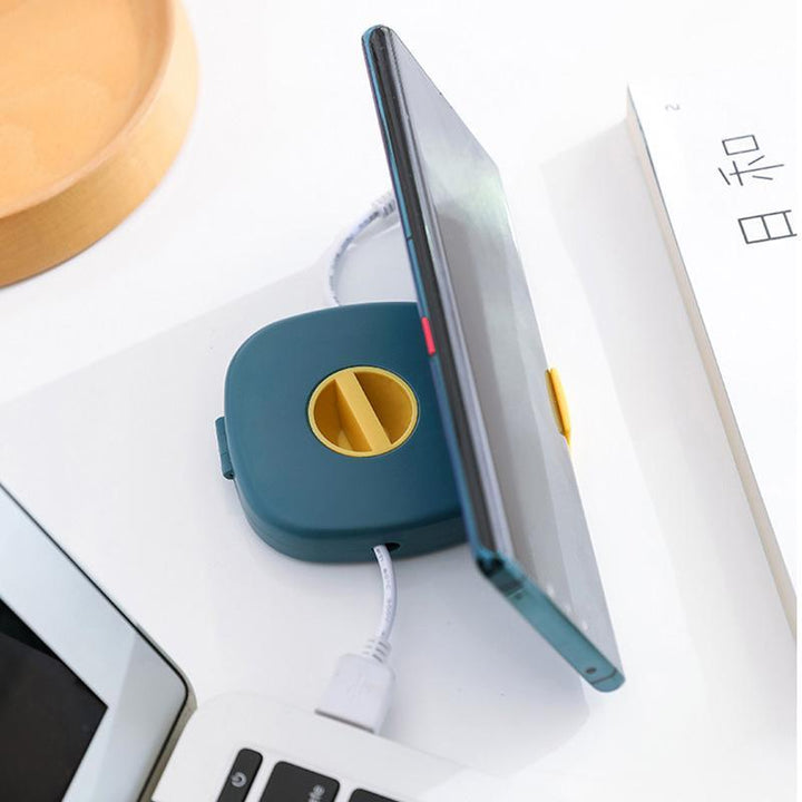 Stilfuld telefonholder med kabeloprulning, blå design, hjælper med at organisere kabler pænt, velegnet til smart home.