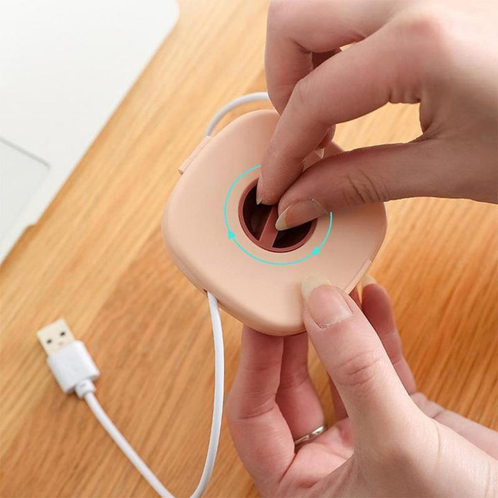 Stilfuld telefonholder med kabeloprulning, blå design, hjælper med at organisere kabler pænt, velegnet til smart home.