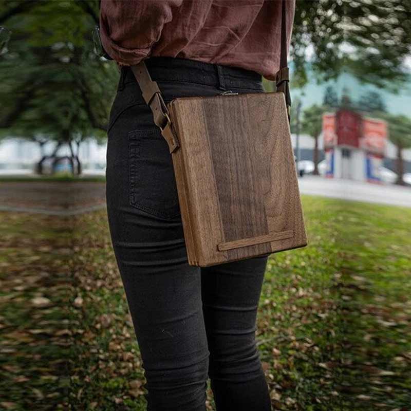 Elegant træmappe A5 til kunstnere, håndlavet af valnøddetræ og naturharpiks med læderkant.