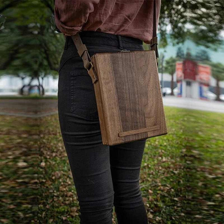 Elegant træmappe A5 til kunstnere, håndlavet af valnøddetræ og naturharpiks med læderkant.