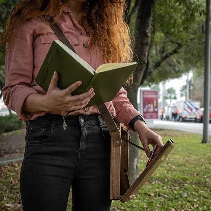 Elegant træmappe A5 til kunstnere, håndlavet af valnøddetræ og naturharpiks med læderkant.