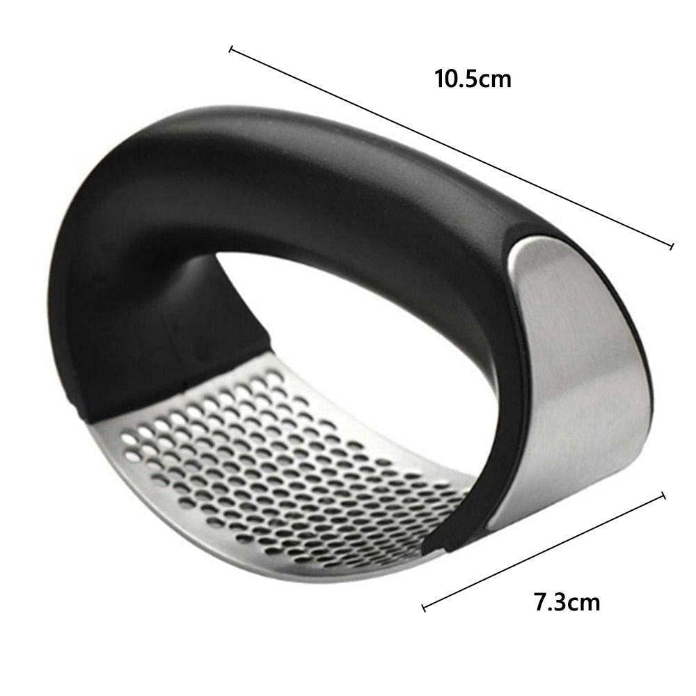 Stilfuld hvidløgspresser i rustfrit stål med buet ergonomisk design til køkkenet, effektiv og holdbar.