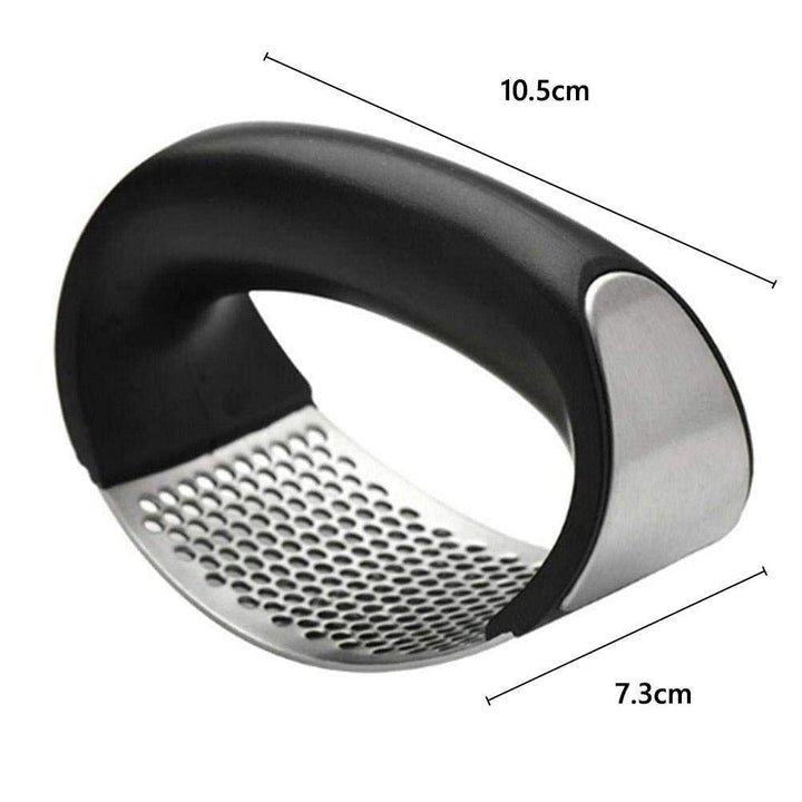 Stilfuld hvidløgspresser i rustfrit stål med buet ergonomisk design til køkkenet, effektiv og holdbar.
