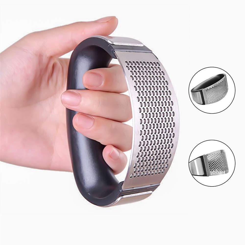 Stilfuld hvidløgspresser i rustfrit stål med buet ergonomisk design til køkkenet, effektiv og holdbar.