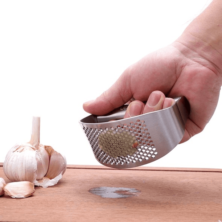 Stilfuld hvidløgspresser i rustfrit stål med buet ergonomisk design til køkkenet, effektiv og holdbar.
