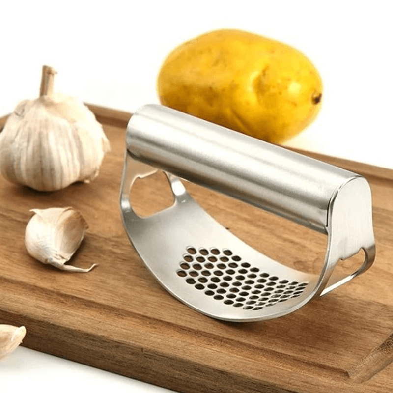 Stilfuld hvidløgspresser i rustfrit stål med buet ergonomisk design til køkkenet, effektiv og holdbar.